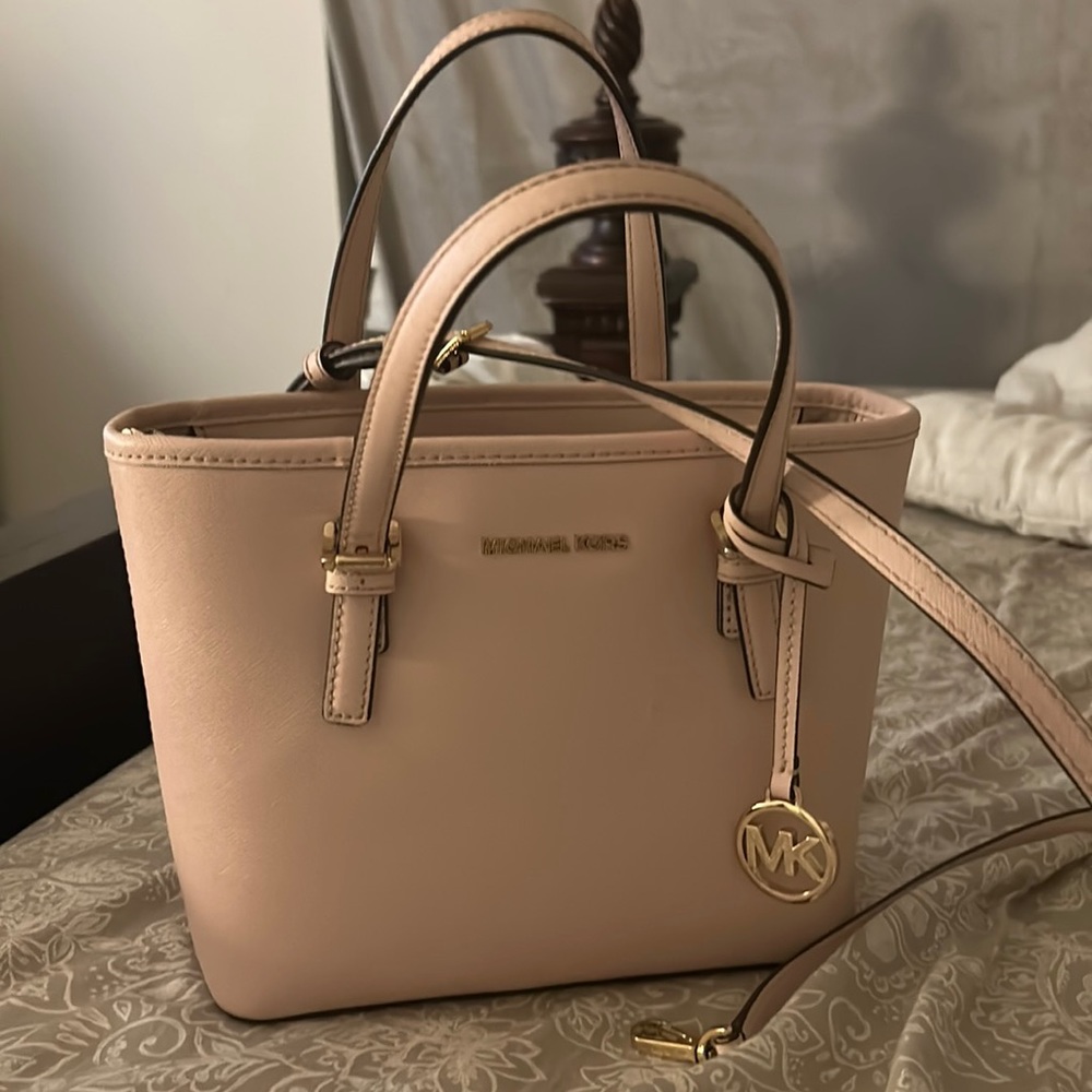 This is a blush pink Michael Kors crossbody comes with the leash.